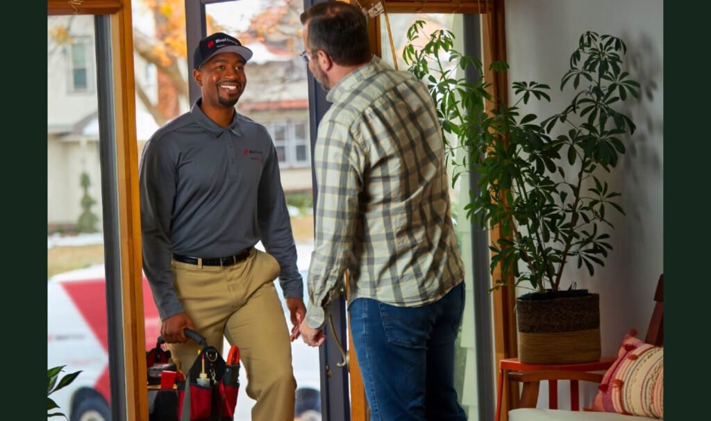 صاحب منزل يستقبل أحد الفنيين المختصين بخدمات الصيانة